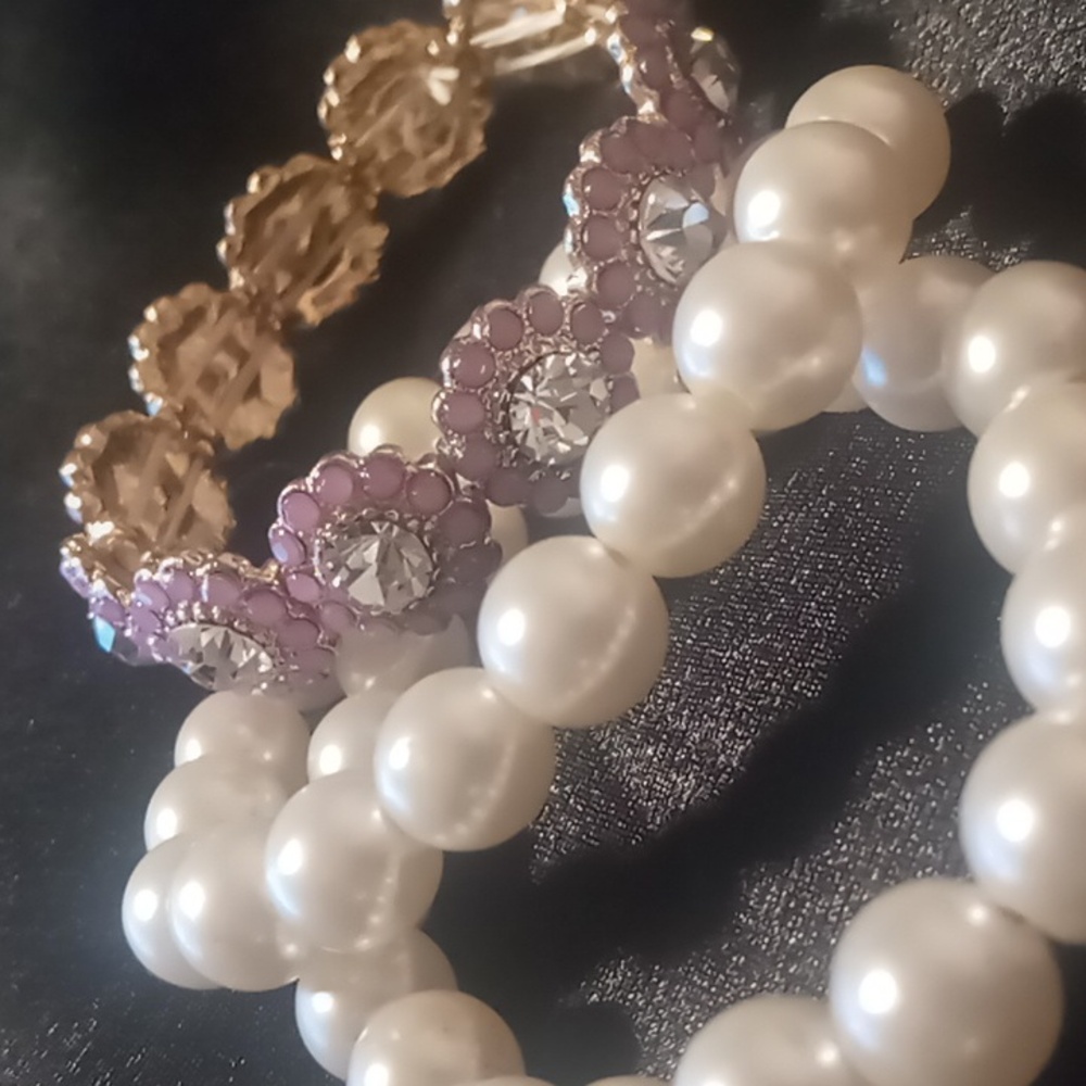 Girls jewelry 3 beaded bracelets & a beaded necklace.new